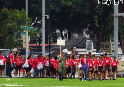 大地伸展，大树拥抱着什么？（大地伸展,大树拥抱着什么仿写句子）